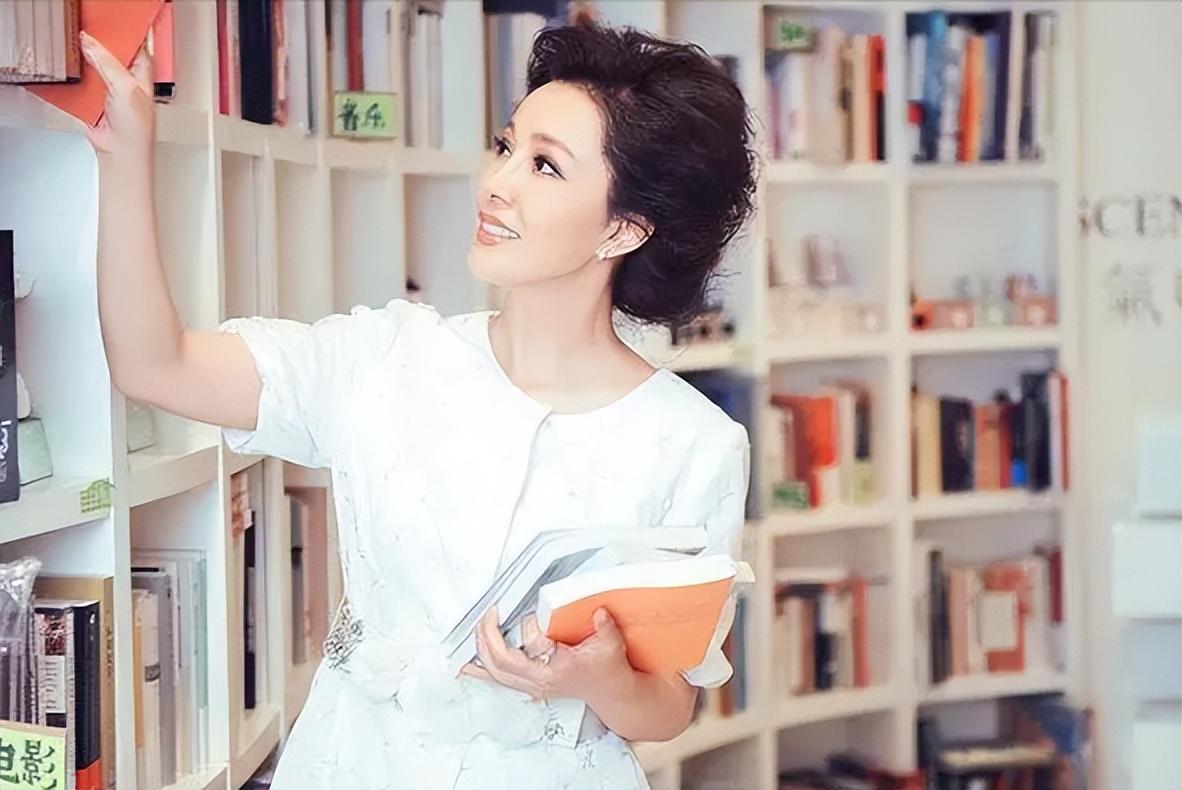 邬倩倩:挤走导演原配夫人,成功上位后却没坐稳,67岁了还是单身