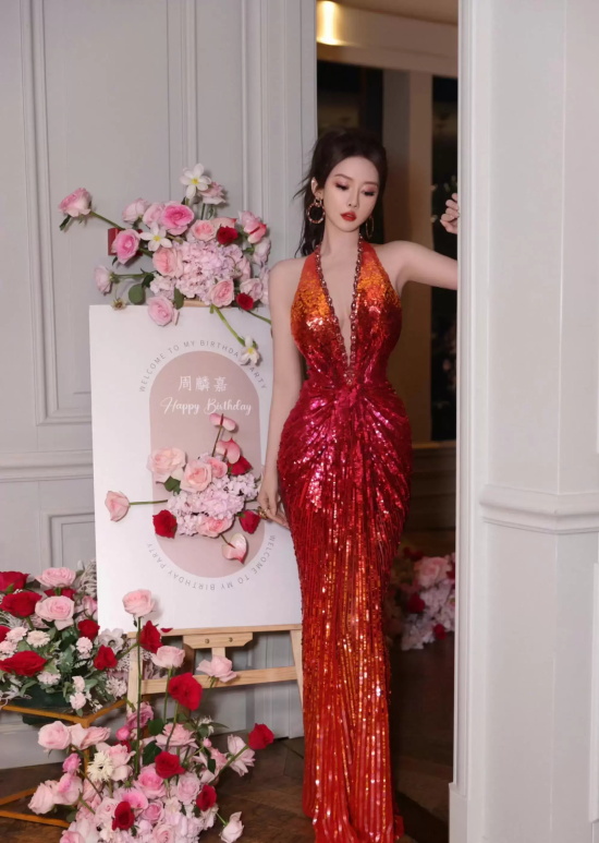 周麟嘉生日派对写真，身穿深V长裙尽显曼妙身材
