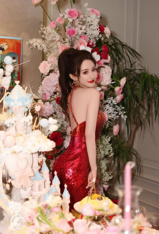 周麟嘉生日派对写真，身穿深V长裙尽显曼妙身材