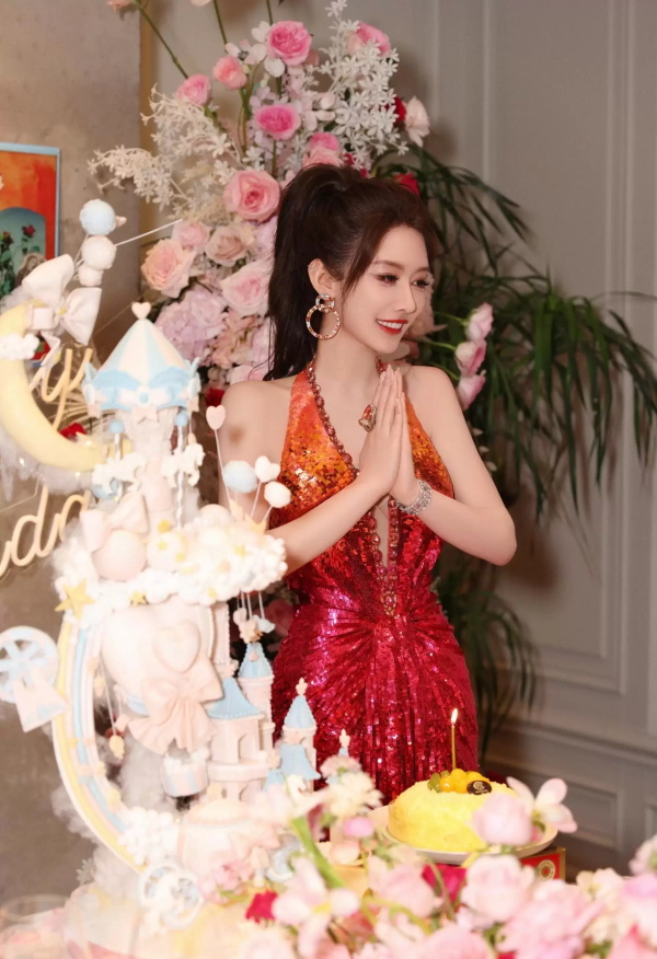 周麟嘉生日派对写真，身穿深V长裙尽显曼妙身材