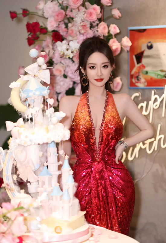 周麟嘉生日派对写真，身穿深V长裙尽显曼妙身材