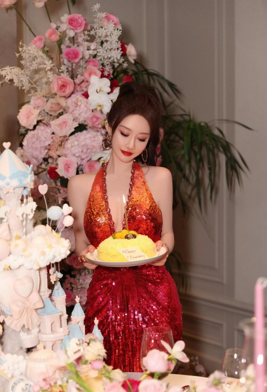 周麟嘉生日派对写真，身穿深V长裙尽显曼妙身材