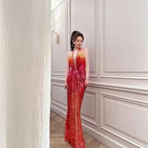 ​周麟嘉生日派对写真，身穿深V长裙尽显曼妙身材