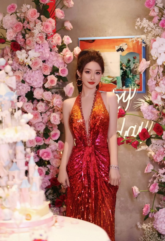 周麟嘉生日派对写真，身穿深V长裙尽显曼妙身材