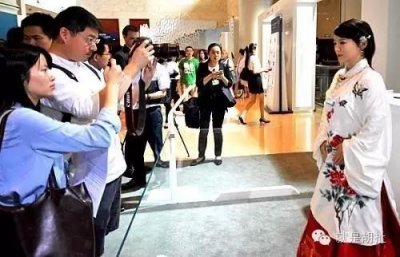 ​美女机器人“佳佳”竟不是亲生女，亲生父母何在？