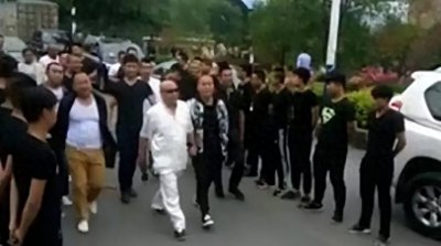 ​黑老大刘凤学：祸害天津10余年，出狱百辆豪车迎接，鞭炮“炸”街