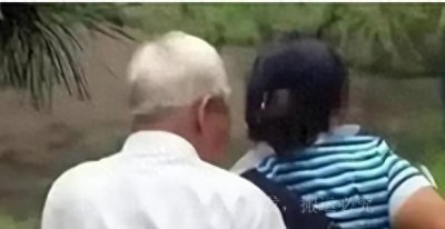 ​公园里“老头乐”不堪入目,年轻女子对老头进行不雅服务让人反感
