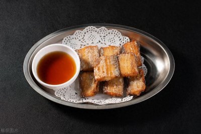 ​煎带鱼最忌直接下锅！教你两招，保证带鱼不粘锅，外酥里嫩香味足