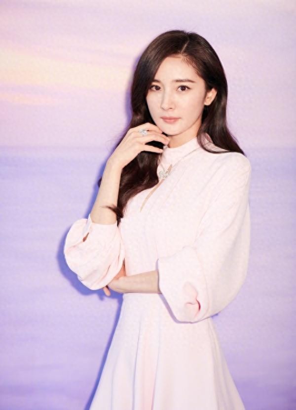 杨幂换发型了，双马尾搭配牛仔夹克衫，轻轻松松美回18岁！