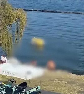 ​在洱海中惊现“回归自然”的女子裸泳（附图）