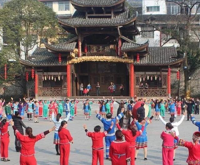 湖南湘西古镇芙蓉镇（一个具有悠久历史的千年古镇）(2)