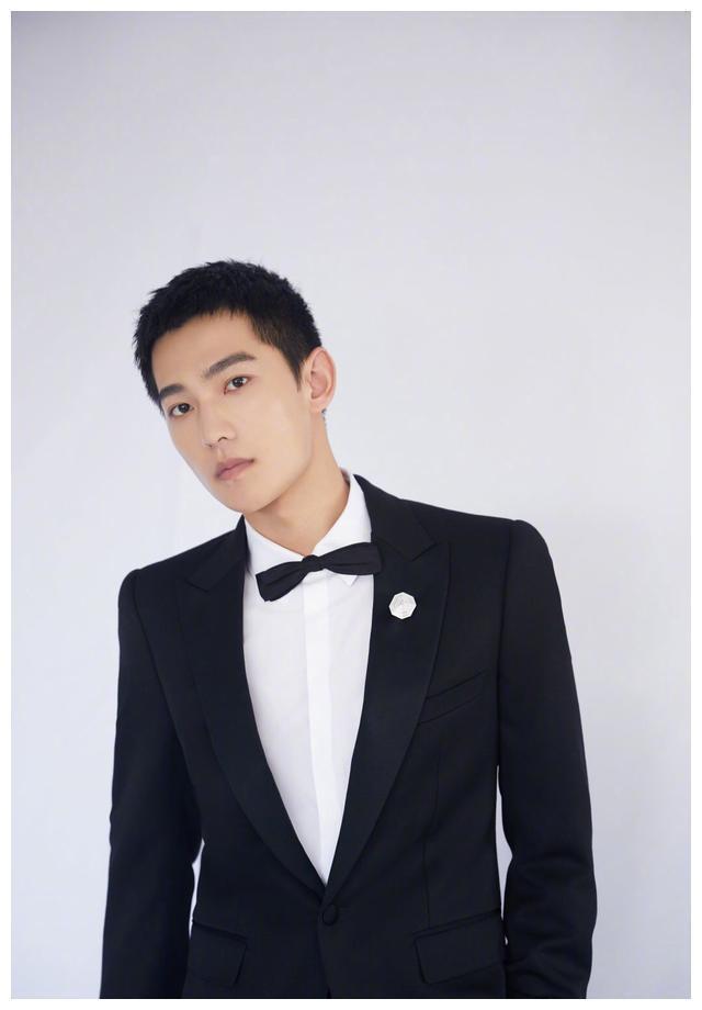 胡歌寸头亮相惊艳全场，10位男星寸头大PK，谁是最A的那一个呢？