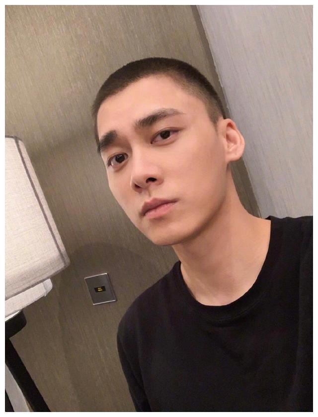 胡歌寸头亮相惊艳全场，10位男星寸头大PK，谁是最A的那一个呢？