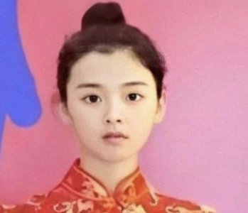 ​杨超越3年前礼仪小姐旧照曝光！“村花”存嫁妆被赞“三观正”