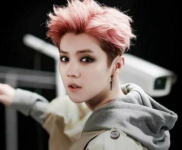 ​男明星烟熏妆！鹿晗魅惑，周杰伦酷，只有张艺兴让人笑出鹅叫