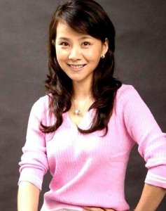 ​何琳和老公全家照曝光：和婆婆吕中情如母女，大姑子身份不一般