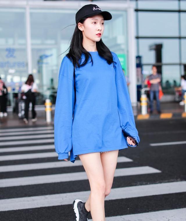 王子璇穿一件长袖衫玩下半身消失，19岁的长腿妹，网友：羡慕！