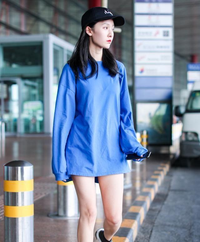 王子璇穿一件长袖衫玩下半身消失，19岁的长腿妹，网友：羡慕！