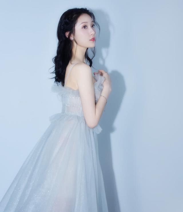 王子璇穿一件长袖衫玩下半身消失，19岁的长腿妹，网友：羡慕！