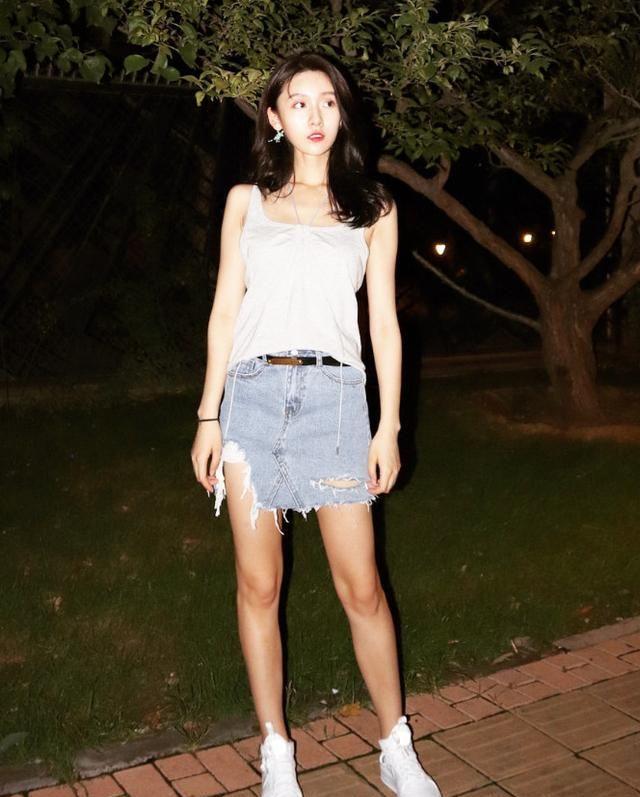 王子璇穿一件长袖衫玩下半身消失，19岁的长腿妹，网友：羡慕！