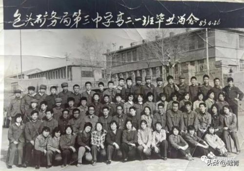 课桌椅样样齐备打一字(课桌椅样样齐备 字谜(打一字))-第1张图片-