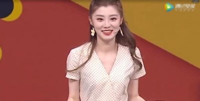 ​“王牌女郎”费费：漂亮身材好，人气一路飙升，还有多重身份