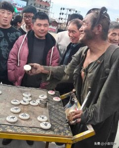​呼喊！他不是乞丐，他是“流浪棋王”邓有邦，官方：成绩难以考证