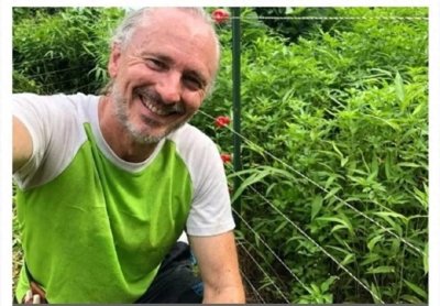 ​惊闻：河国荣因思妻过度，抑郁不能自拔，家中饮烟离世！