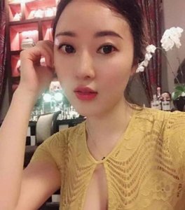 ​她因刘强东走红，国外住豪宅开名车生活奢华，如今成为万人迷