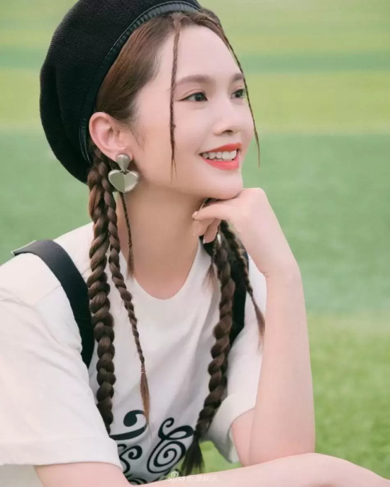 杨丞琳双马尾校园写真,头戴贝雷帽超可爱