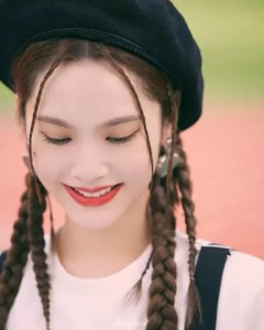 ​杨丞琳双马尾校园写真，头戴贝雷帽超可爱