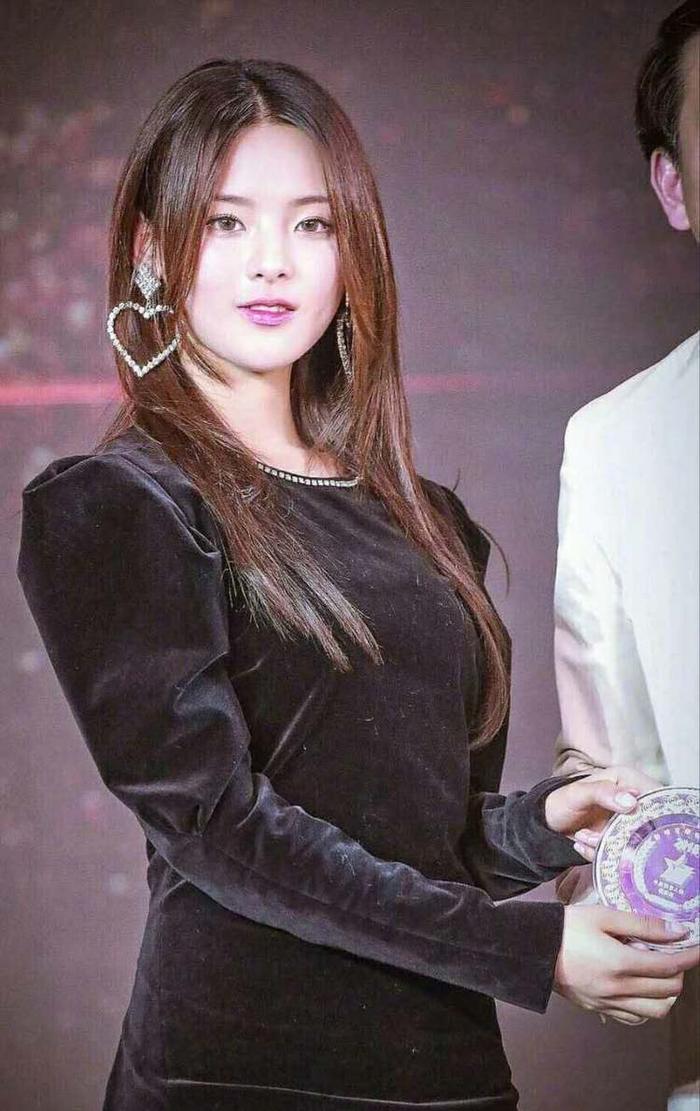 杨超越巧回复网友,称变胖也是改革开放以后生活好了