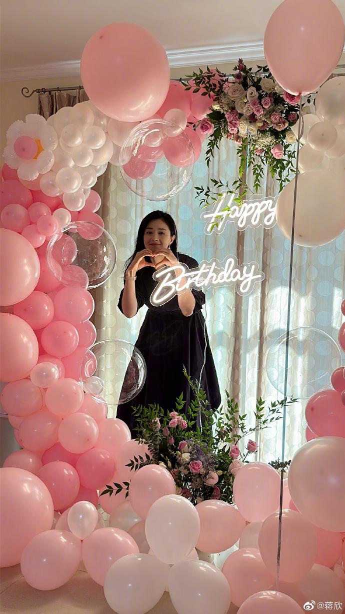 一岁一礼,一寸欢喜,蒋欣晒美照庆祝40岁生日,穿连衣裙秀细白美腿