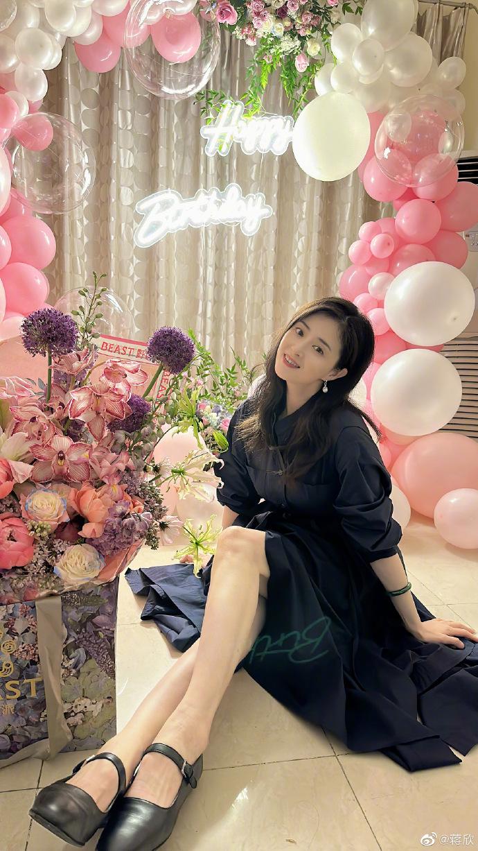 一岁一礼,一寸欢喜,蒋欣晒美照庆祝40岁生日,穿连衣裙秀细白美腿