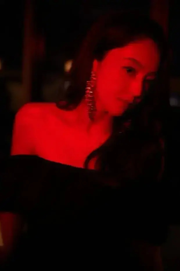 董璇:迷离光影氛围超足的魅惑写真