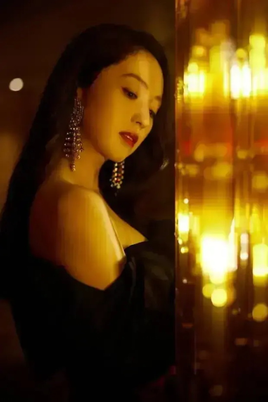 董璇:迷离光影氛围超足的魅惑写真