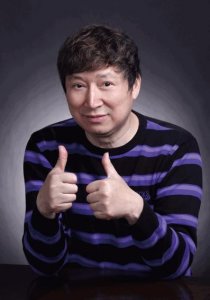 ​被67岁美国老太“包养”13年，带百亿遗产回国捐款的李春平怎样了