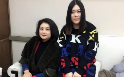 ​16岁在北京卖唱，20岁爆红，现身价上亿，她出现在韩红捐款名单中