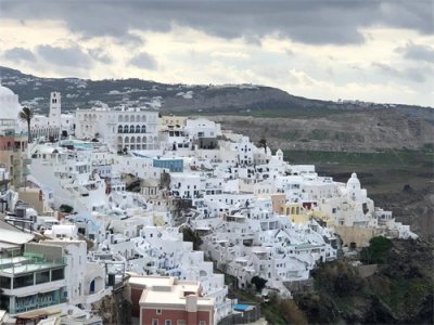 ​希腊圣托里尼岛，旺季是年轻人的浪漫，淡季是老年人的天堂
