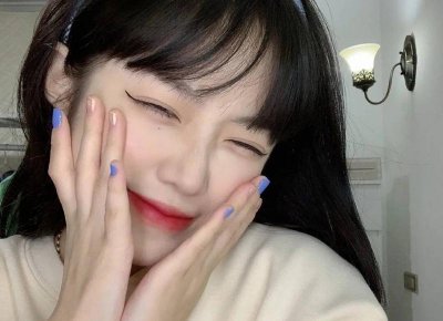 ​一个女生如果暗恋你会有什么表现(10个细节看出女生暗恋你)