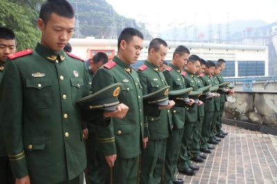 ​“俊峰，我们来看你了！”武警湖北总队宜昌支队开展清明祭奠英烈活动