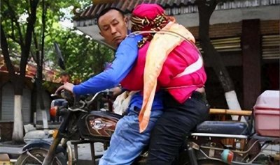 ​吴加芳：15年前背亡妻回家感动国人，半年后闪婚，称不再期待爱