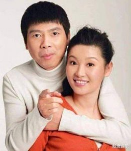 ​结婚7年与原配妻子分手，走红后低调再婚美女粉丝，他是否后悔？