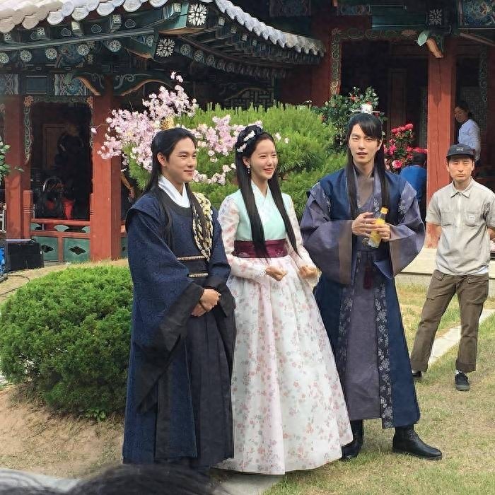 韩国新生代偶像任时完