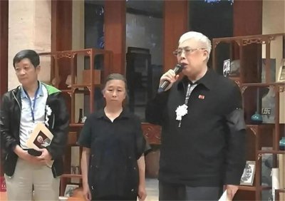 ​2018年，陈毅之子陈小鲁葬礼上，粟惠宁身着素服满脸悲伤