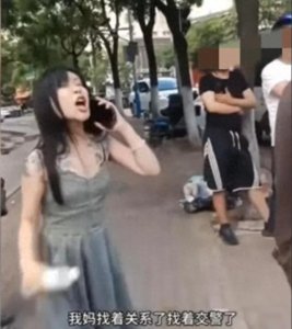 ​青岛嚣张奔驰女司机，醉驾撞车逃逸，撒泼骂人