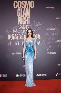 ​新疆双姝，迪丽热巴、古力娜扎，超清大图送上，你更吃谁的颜值？