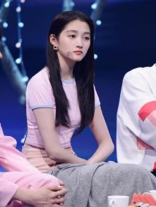 ​本以为关晓彤留短发不好看，看到她唯一银色短发照，瞬间惊艳了！