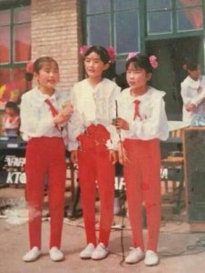 ​赵丽颖旧照，图二有点婴儿肥，最后一张素颜十分清纯