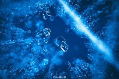 ​沁人心脾！喜马拉雅山上的绝美蓝冰